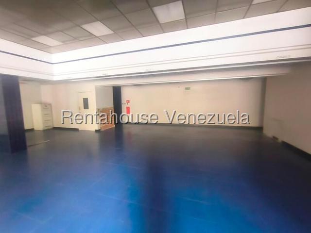 26-21776 En venta este imponente local comercial situado en un Centro Comercial de alto trafico peatonal y vehicular. Trigal Norte