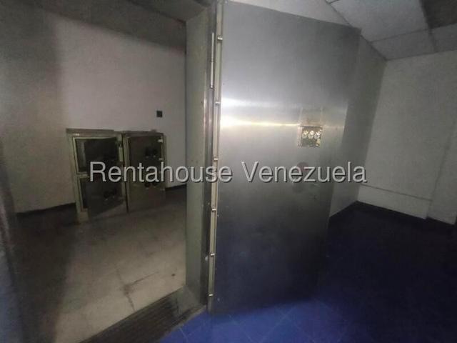 26-21776 En venta este imponente local comercial situado en un Centro Comercial de alto trafico peatonal y vehicular. Trigal Norte