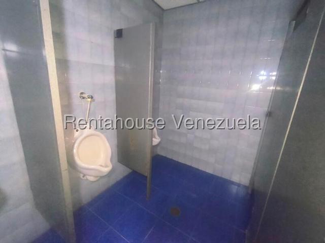 26-21776 En venta este imponente local comercial situado en un Centro Comercial de alto trafico peatonal y vehicular. Trigal Norte