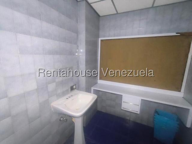 26-21776 En venta este imponente local comercial situado en un Centro Comercial de alto trafico peatonal y vehicular. Trigal Norte