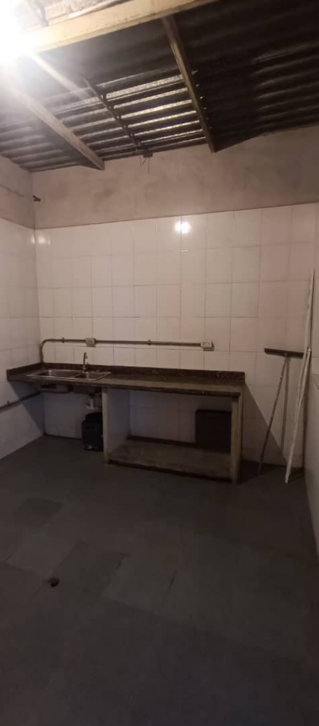 Alquilo local con deposito en Guatire ,60 metros