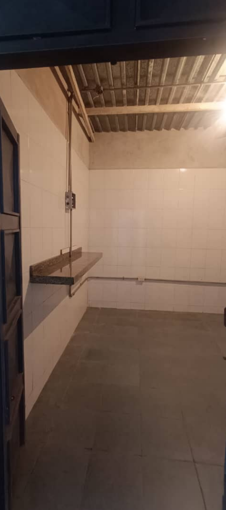 Alquilo local con deposito en Guatire ,60 metros