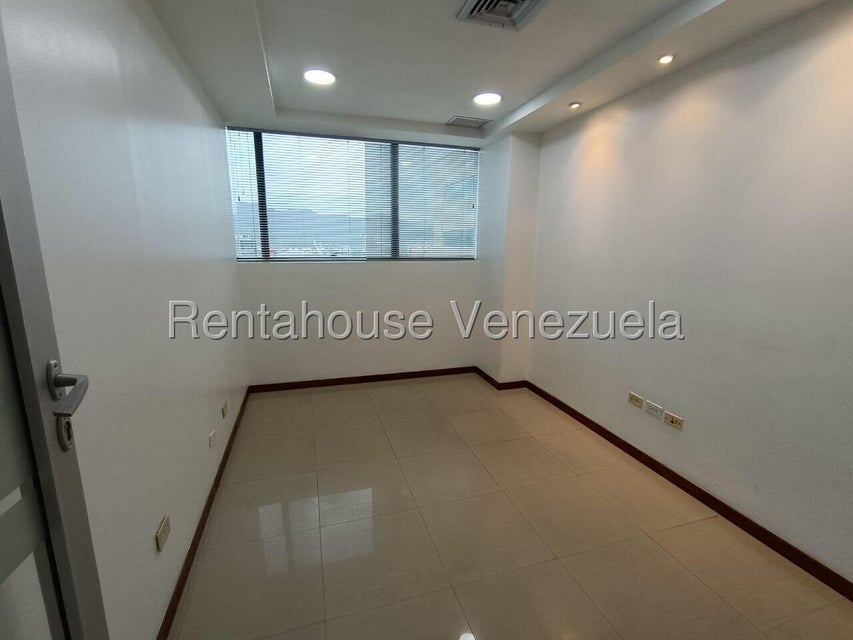 Oficina en alquiler  en la viña Valencia Carabobo  En CC La Viña Plaza tenemos esta Espaciosa oficina en alquiler, ideal para tu negocio. hermosa vista, goza de dos baños , y una oficina privada, vigilancia 24/7, Torre Empresarial y Comercial, oportunidad de Inversion , Planta electrica para areas comunes y muy pronto tendra TOTAL.  Descripción General USD 1.000 Código RAH:VE 26-19699 Área Privada:75 m2  Medios Baños:2 Tipo de Estacionamiento:Cubierto Amoblado:No Estacionamiento ✅ PuestosFijos P