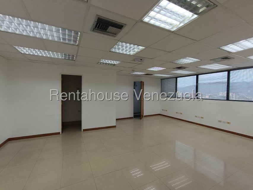 Oficina en alquiler  en la viña Valencia Carabobo  En CC La Viña Plaza tenemos esta Espaciosa oficina en alquiler, ideal para tu negocio. hermosa vista, goza de dos baños , y una oficina privada, vigilancia 24/7, Torre Empresarial y Comercial, oportunidad de Inversion , Planta electrica para areas comunes y muy pronto tendra TOTAL.  Descripción General USD 1.000 Código RAH:VE 26-19699 Área Privada:75 m2  Medios Baños:2 Tipo de Estacionamiento:Cubierto Amoblado:No Estacionamiento ✅ PuestosFijos P
