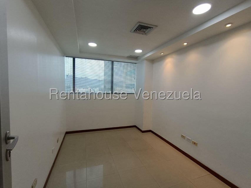 Oficina en alquiler  en la viña Valencia Carabobo  En CC La Viña Plaza tenemos esta Espaciosa oficina en alquiler, ideal para tu negocio. hermosa vista, goza de dos baños , y una oficina privada, vigilancia 24/7, Torre Empresarial y Comercial, oportunidad de Inversion , Planta electrica para areas comunes y muy pronto tendra TOTAL.  Descripción General USD 1.000 Código RAH:VE 26-19699 Área Privada:75 m2  Medios Baños:2 Tipo de Estacionamiento:Cubierto Amoblado:No Estacionamiento ✅ PuestosFijos P