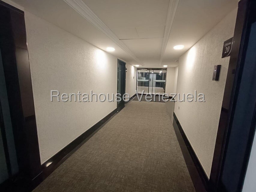 Oficina en alquiler  en la viña Valencia Carabobo  En CC La Viña Plaza tenemos esta Espaciosa oficina en alquiler, ideal para tu negocio. hermosa vista, goza de dos baños , y una oficina privada, vigilancia 24/7, Torre Empresarial y Comercial, oportunidad de Inversion , Planta electrica para areas comunes y muy pronto tendra TOTAL.  Descripción General USD 1.000 Código RAH:VE 26-19699 Área Privada:75 m2  Medios Baños:2 Tipo de Estacionamiento:Cubierto Amoblado:No Estacionamiento ✅ PuestosFijos P