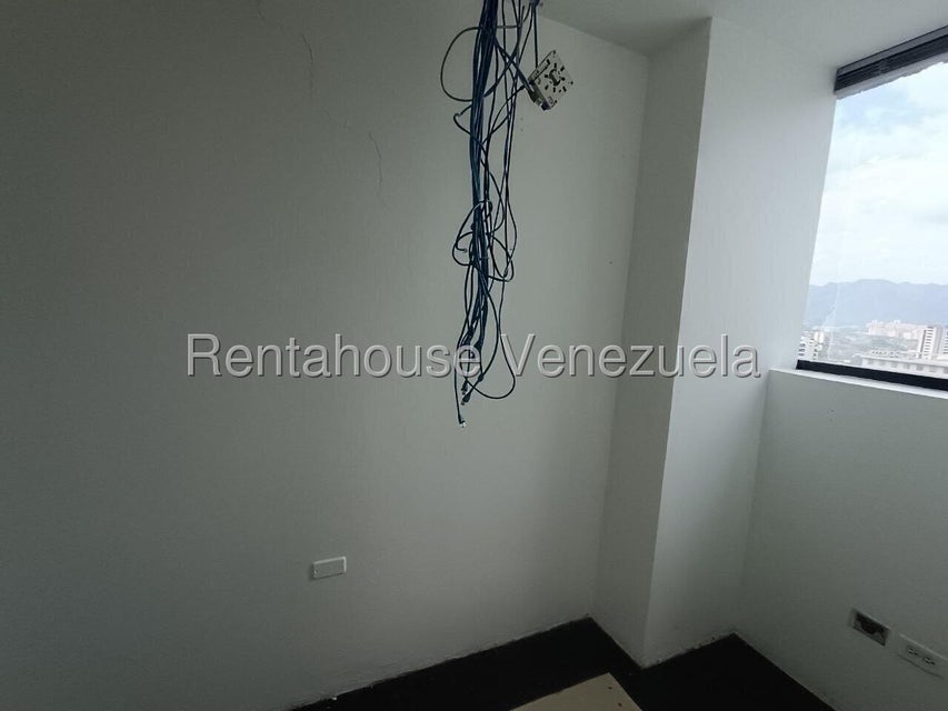 Oficina en alquiler  en la viña Valencia Carabobo  En CC La Viña Plaza tenemos esta Espaciosa oficina en alquiler, ideal para tu negocio. hermosa vista, goza de dos baños , y una oficina privada, vigilancia 24/7, Torre Empresarial y Comercial, oportunidad de Inversion , Planta electrica para areas comunes y muy pronto tendra TOTAL.  Descripción General USD 1.000 Código RAH:VE 26-19699 Área Privada:75 m2  Medios Baños:2 Tipo de Estacionamiento:Cubierto Amoblado:No Estacionamiento ✅ PuestosFijos P