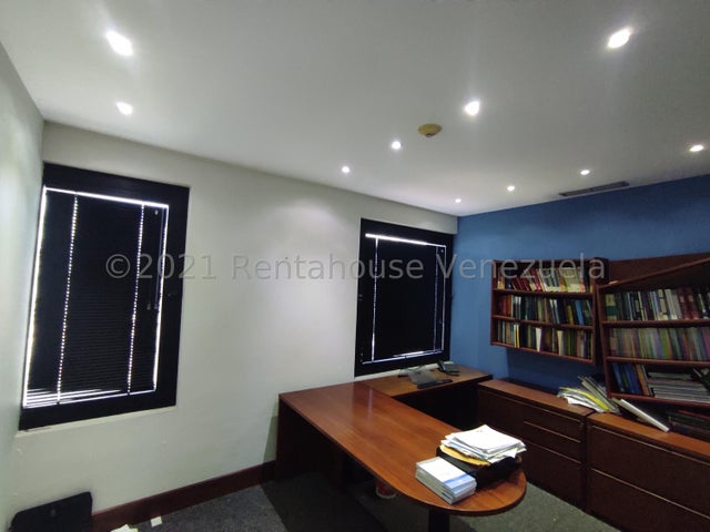 Venta de oficina Torre Stratos Av. Bolivar.  Valencia #22-10419