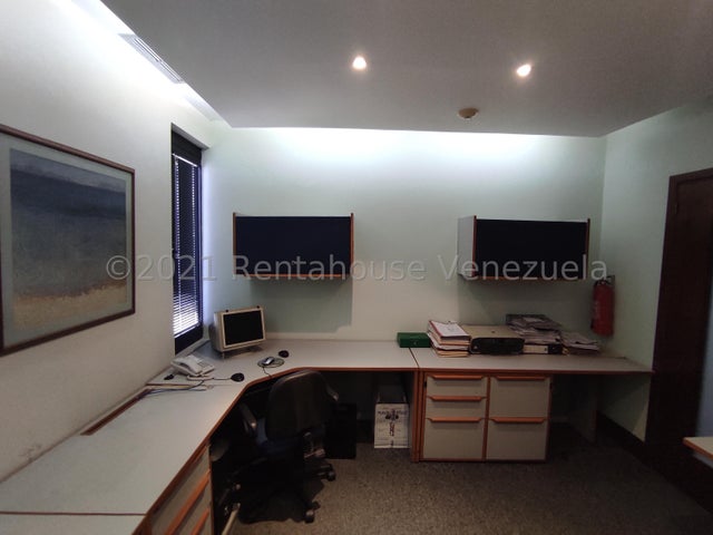 Venta de oficina Torre Stratos Av. Bolivar.  Valencia #22-10419