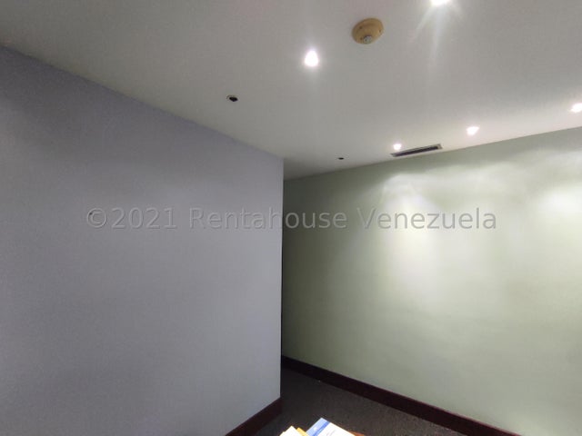 Venta de oficina Torre Stratos Av. Bolivar.  Valencia #22-10419