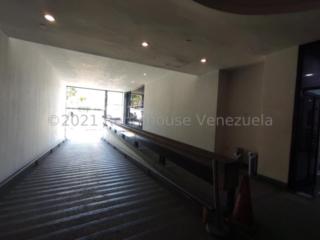 Venta de oficina Torre Stratos Av. Bolivar.  Valencia #22-10419