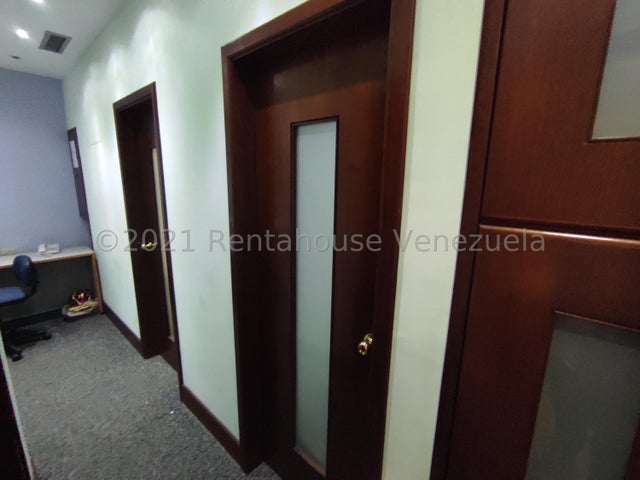 Venta de oficina Torre Stratos Av. Bolivar.  Valencia #22-10419