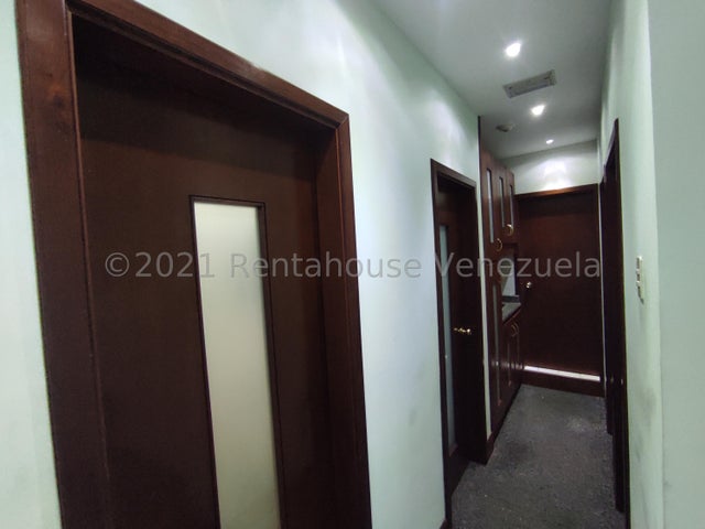 Venta de oficina Torre Stratos Av. Bolivar.  Valencia #22-10419