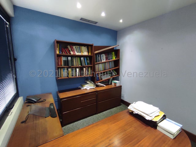 Venta de oficina Torre Stratos Av. Bolivar.  Valencia #22-10419