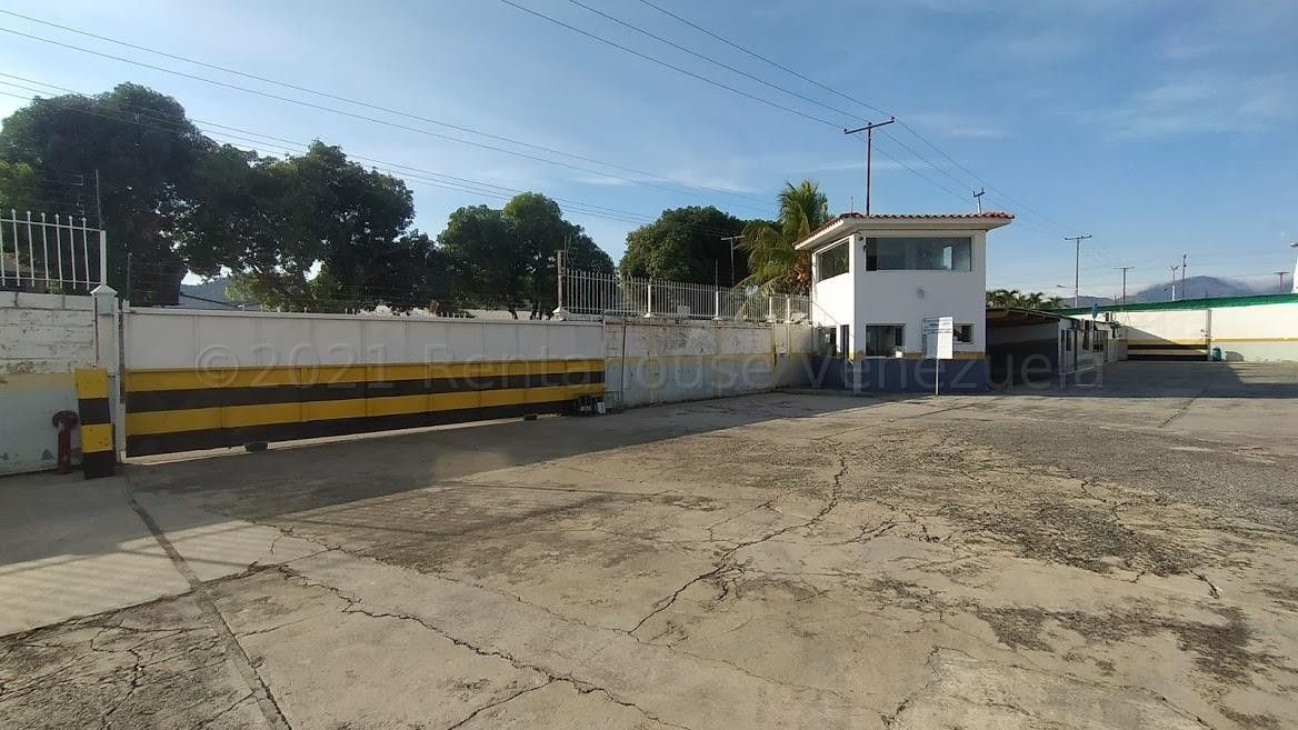 Galpón en alquiler posee 260m² posee pequeña oficina, deal para resguardo de mercancía seca, Parque Industrial Castillito en San Diego 