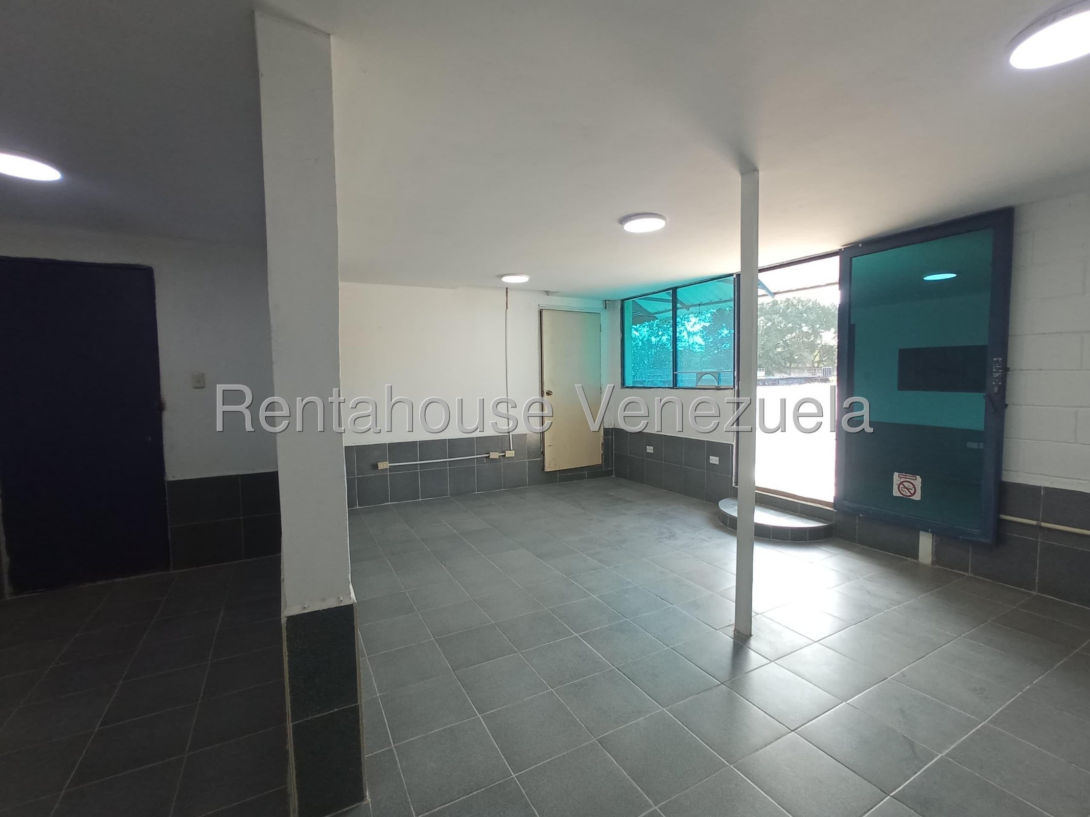 Oficina en alquiler con área de almacén, área de 140m², Oficina 30m² , pozo de agua y planta eléctrica, Parque Industrial Castillito - San Diego 