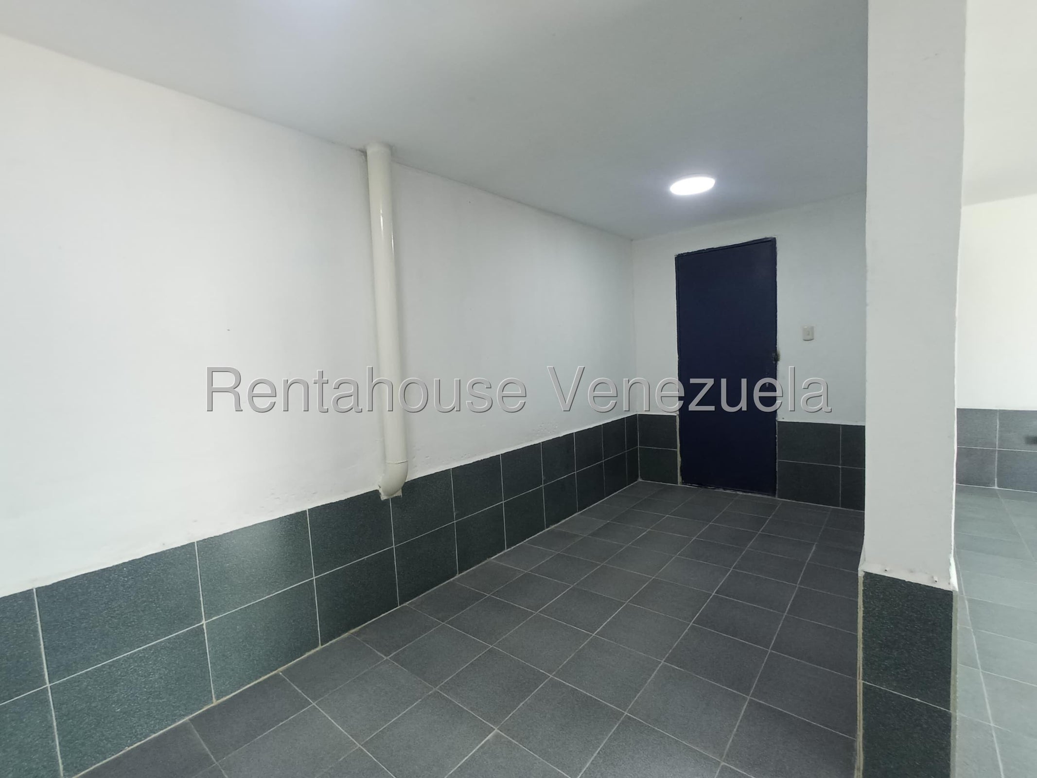 Oficina en alquiler con área de almacén, área de 140m², Oficina 30m² , pozo de agua y planta eléctrica, Parque Industrial Castillito - San Diego 