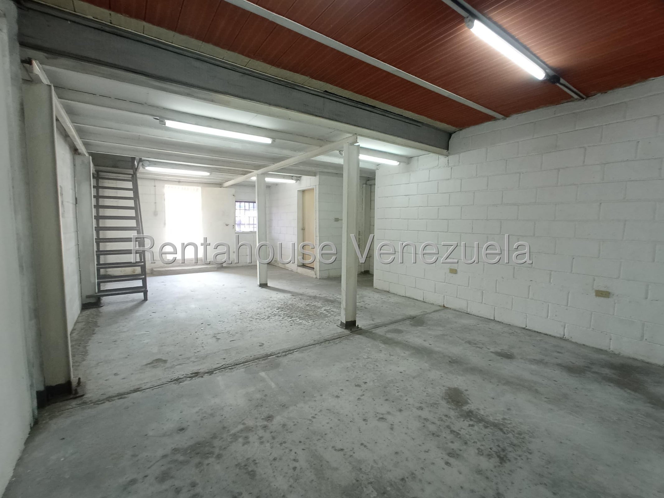 Oficina en alquiler con área de almacén, área de 140m², Oficina 30m² , pozo de agua y planta eléctrica, Parque Industrial Castillito - San Diego 