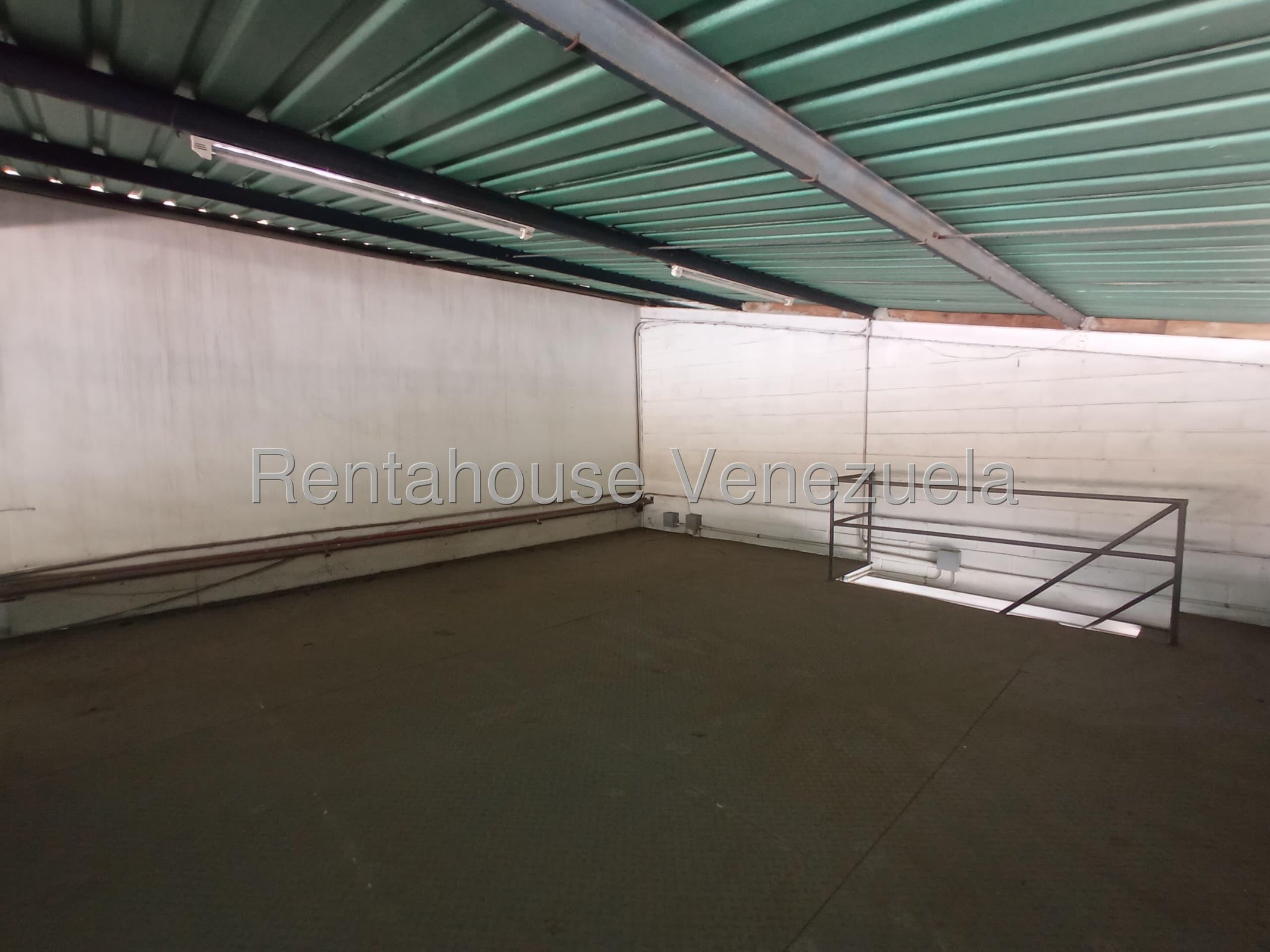 Oficina en alquiler con área de almacén, área de 140m², Oficina 30m² , pozo de agua y planta eléctrica, Parque Industrial Castillito - San Diego 