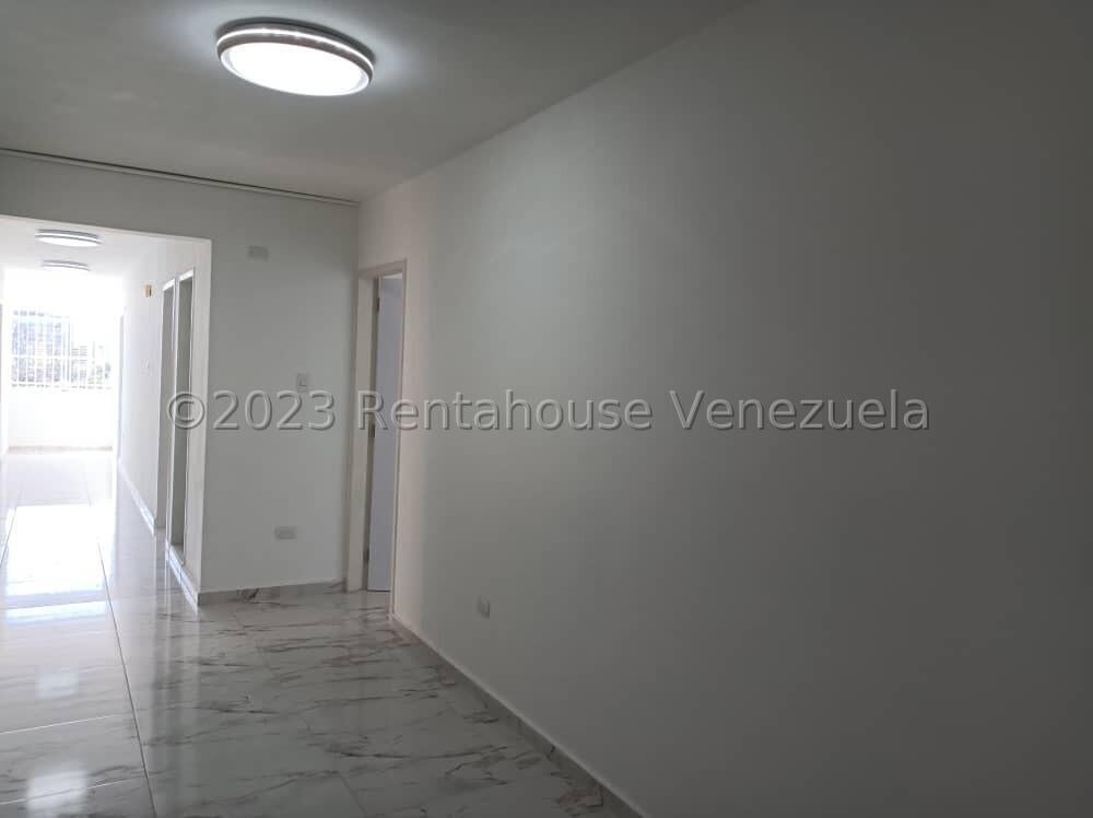 Oficina en venta, es un apartamento modificado para clínica u oficina, son 133m² posee 7 consultorios en Urb Los Sauces media cuadra Av Bolívar de Valencia 