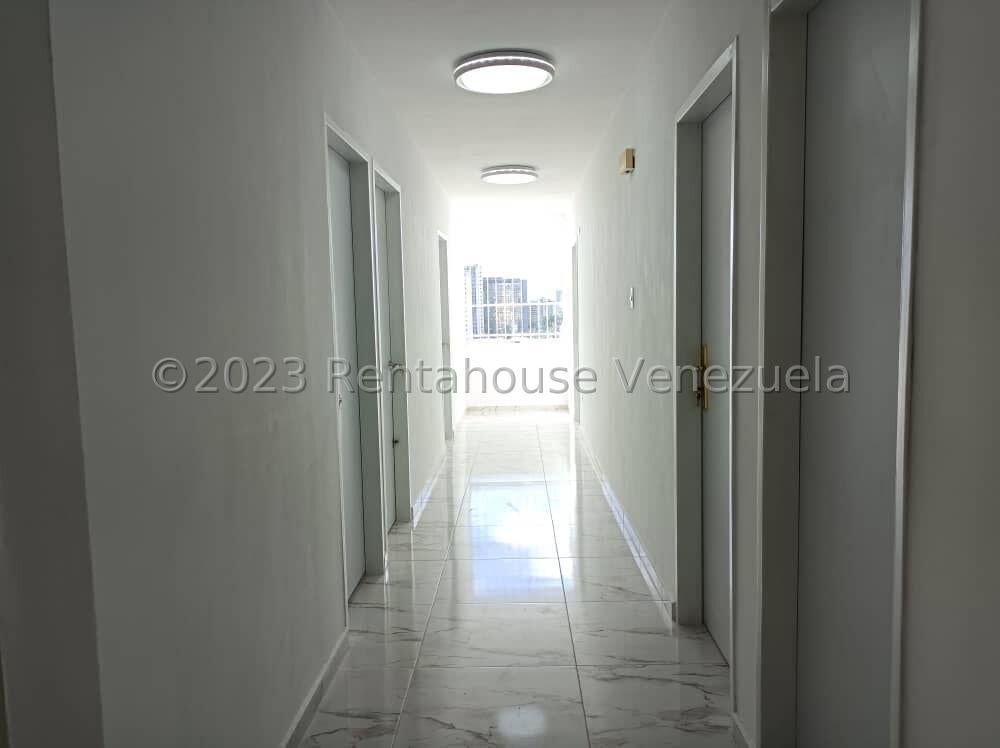 Oficina en venta, es un apartamento modificado para clínica u oficina, son 133m² posee 7 consultorios en Urb Los Sauces media cuadra Av Bolívar de Valencia 