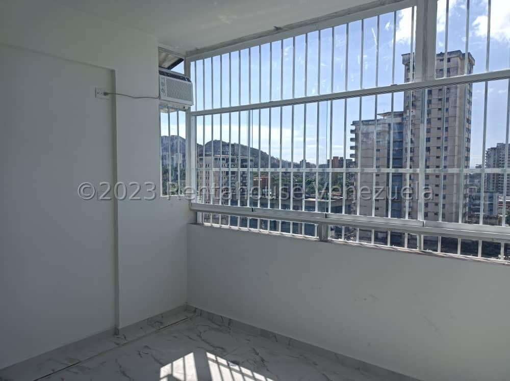 Oficina en venta, es un apartamento modificado para clínica u oficina, son 133m² posee 7 consultorios en Urb Los Sauces media cuadra Av Bolívar de Valencia 