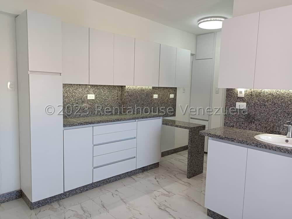 Oficina en venta, es un apartamento modificado para clínica u oficina, son 133m² posee 7 consultorios en Urb Los Sauces media cuadra Av Bolívar de Valencia 