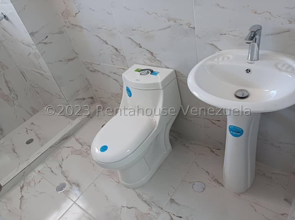 Oficina en venta, es un apartamento modificado para clínica u oficina, son 133m² posee 7 consultorios en Urb Los Sauces media cuadra Av Bolívar de Valencia 