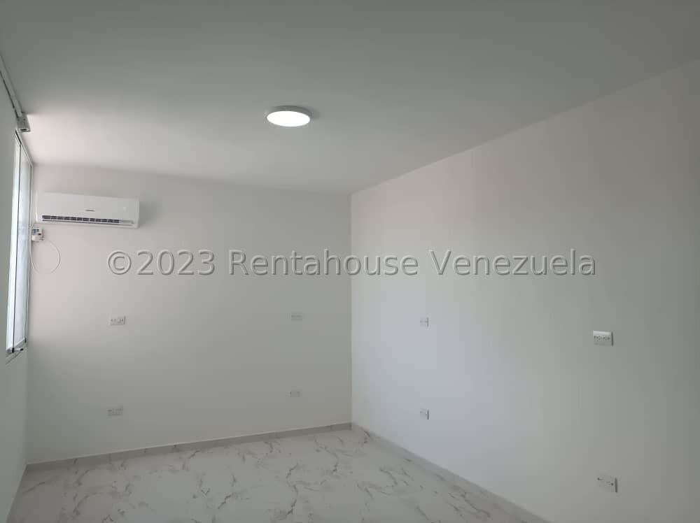 Oficina en venta, es un apartamento modificado para clínica u oficina, son 133m² posee 7 consultorios en Urb Los Sauces media cuadra Av Bolívar de Valencia 