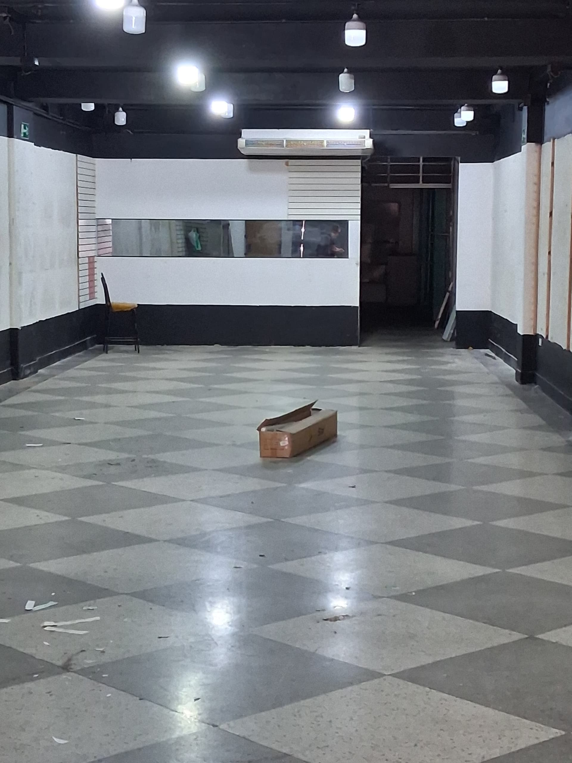 Vendo edificio con locales Av  Urdaneta 