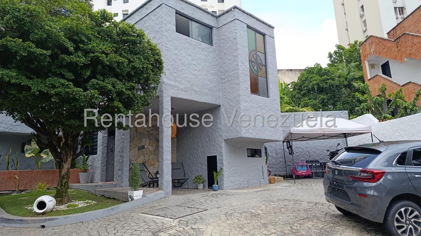 Alquiler de Townhouses Resd. La Montaña. El Bosque #27-2967