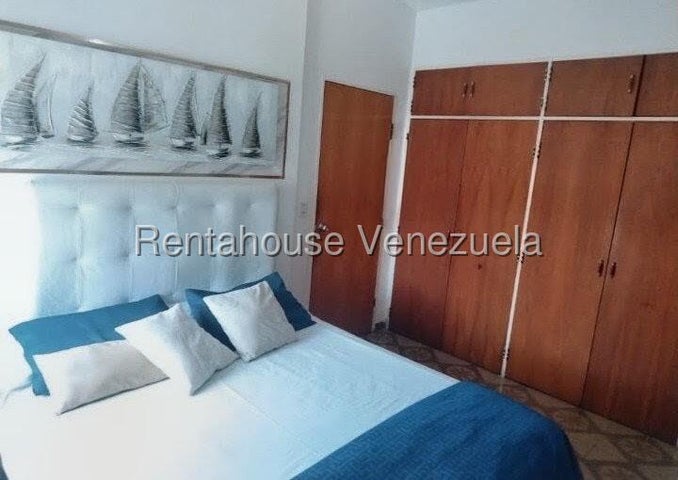 Venta de casa Conj. Residencial Las Rosas #27-687