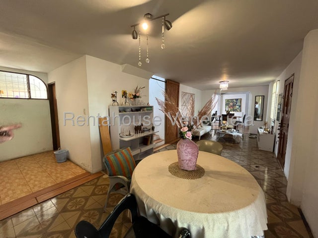 Venta de casa Conj. Residencial Las Rosas #27-687