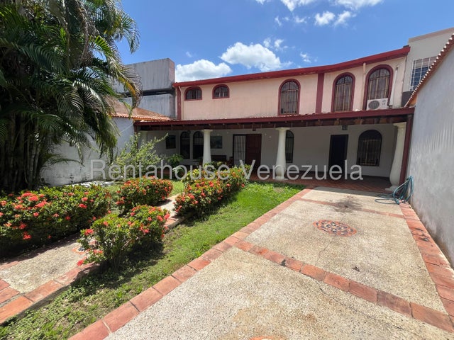 Venta de casa Conj. Residencial Las Rosas #27-687