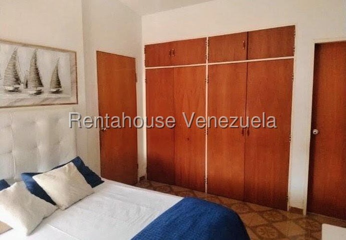 Venta de casa Conj. Residencial Las Rosas #27-687