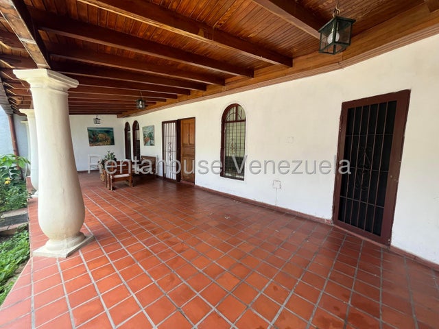 Venta de casa Conj. Residencial Las Rosas #27-687