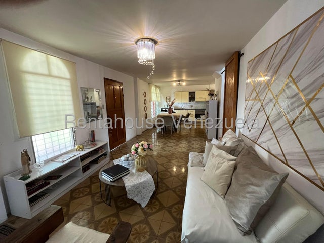 Venta de casa Conj. Residencial Las Rosas #27-687