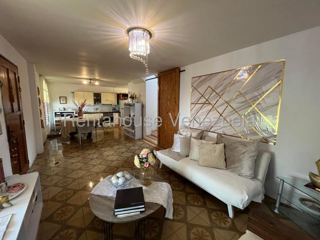 Venta de casa Conj. Residencial Las Rosas #27-687