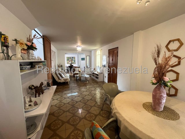 Venta de casa Conj. Residencial Las Rosas #27-687