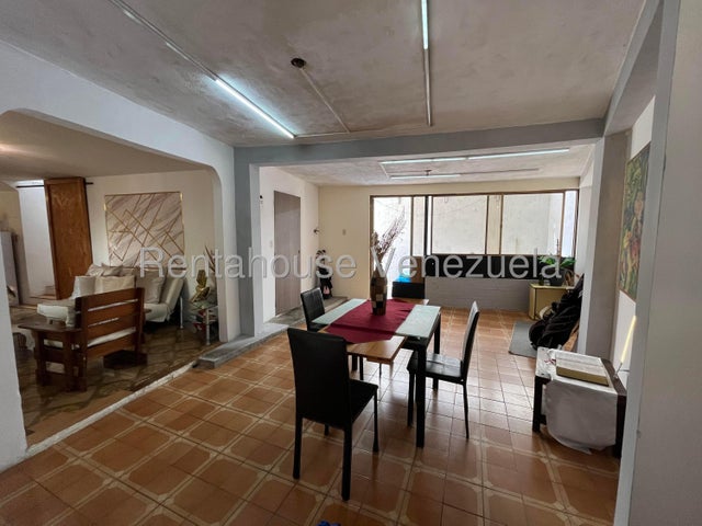 Venta de casa Conj. Residencial Las Rosas #27-687