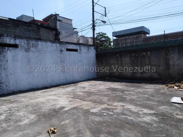 Terreno en Venta en Centro de Maracay 25-13925