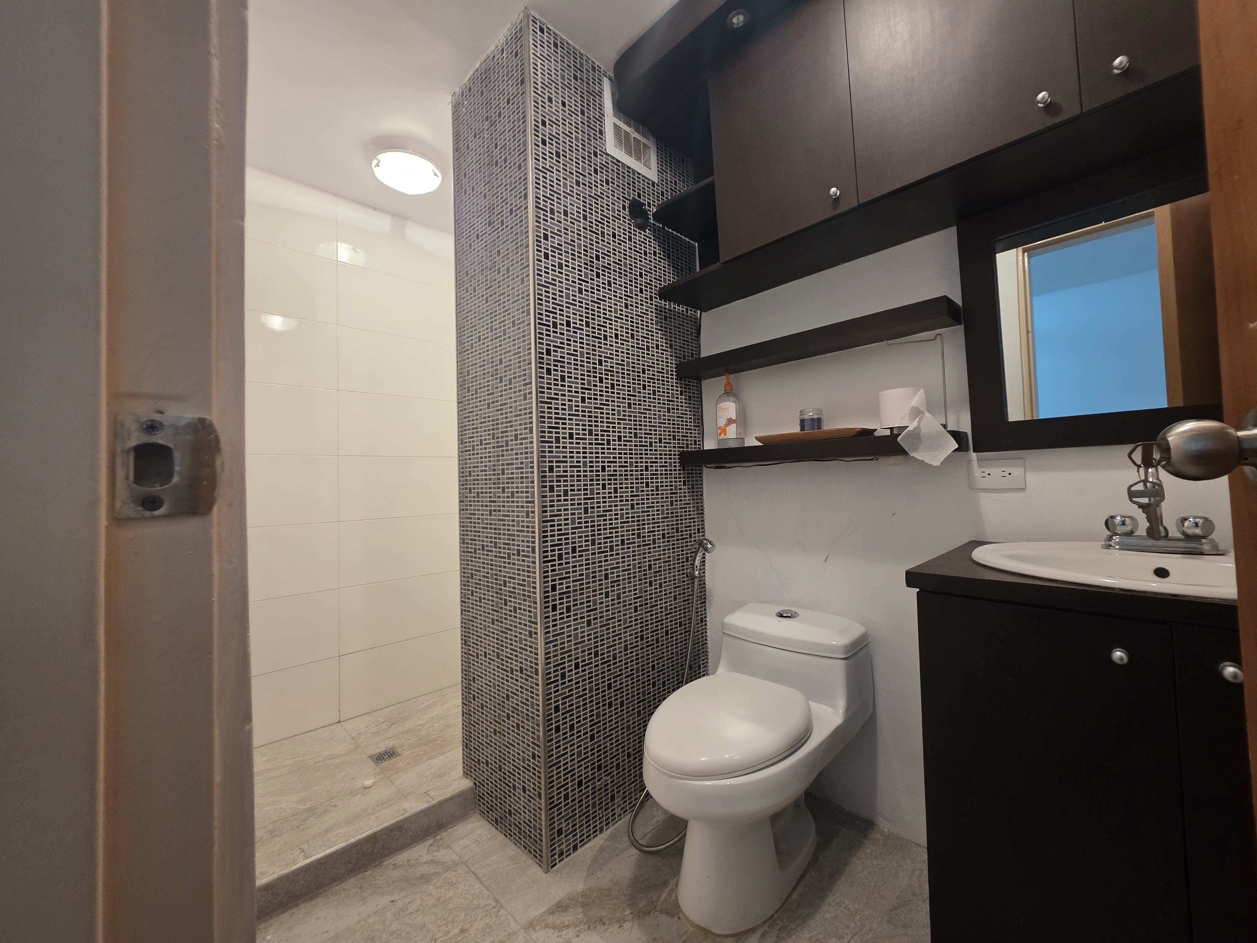 Vendo apartamento remodelado 50m2 Los Naranjos Humboldt 