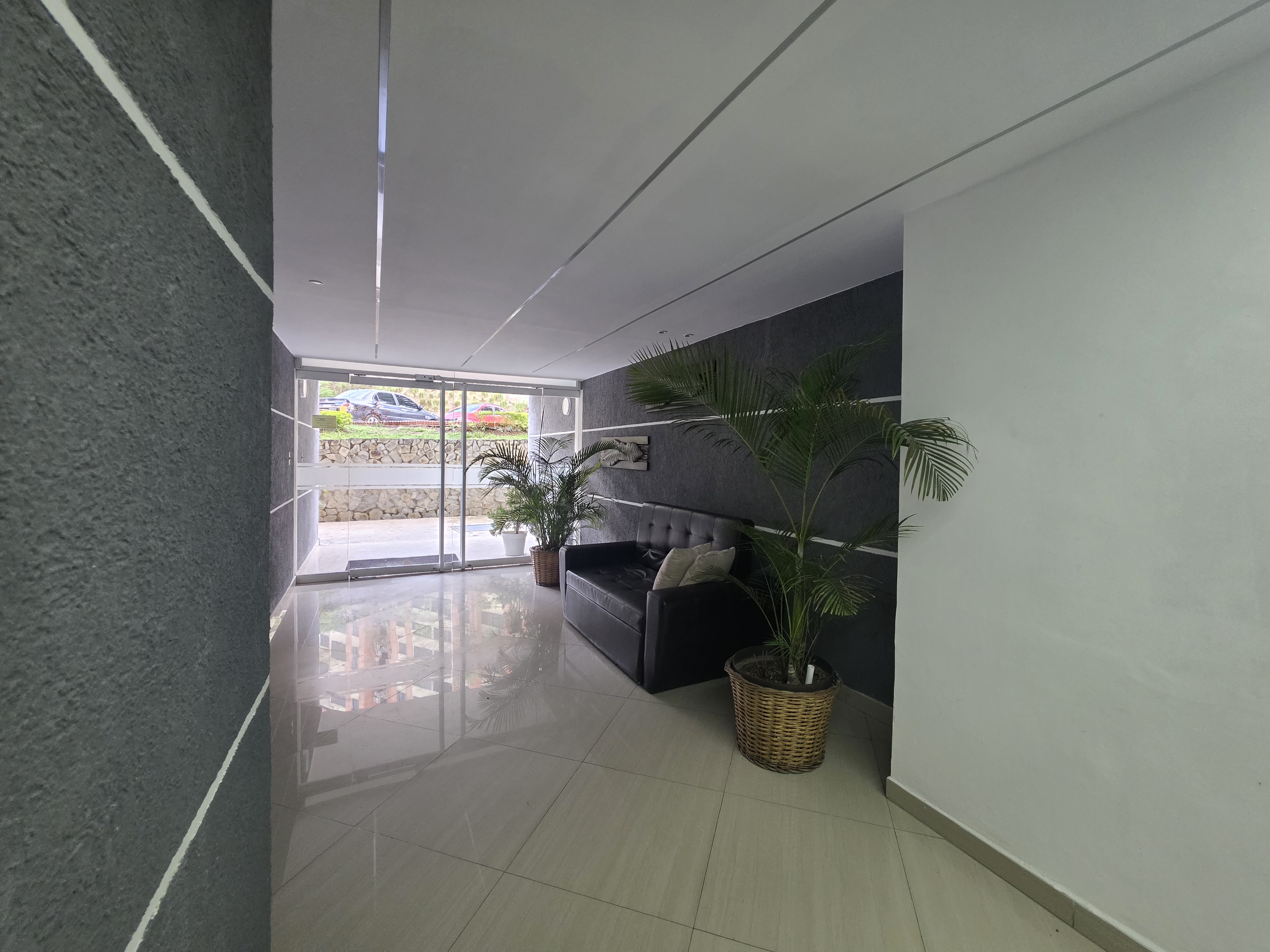 Vendo apartamento remodelado 50m2 Los Naranjos Humboldt 