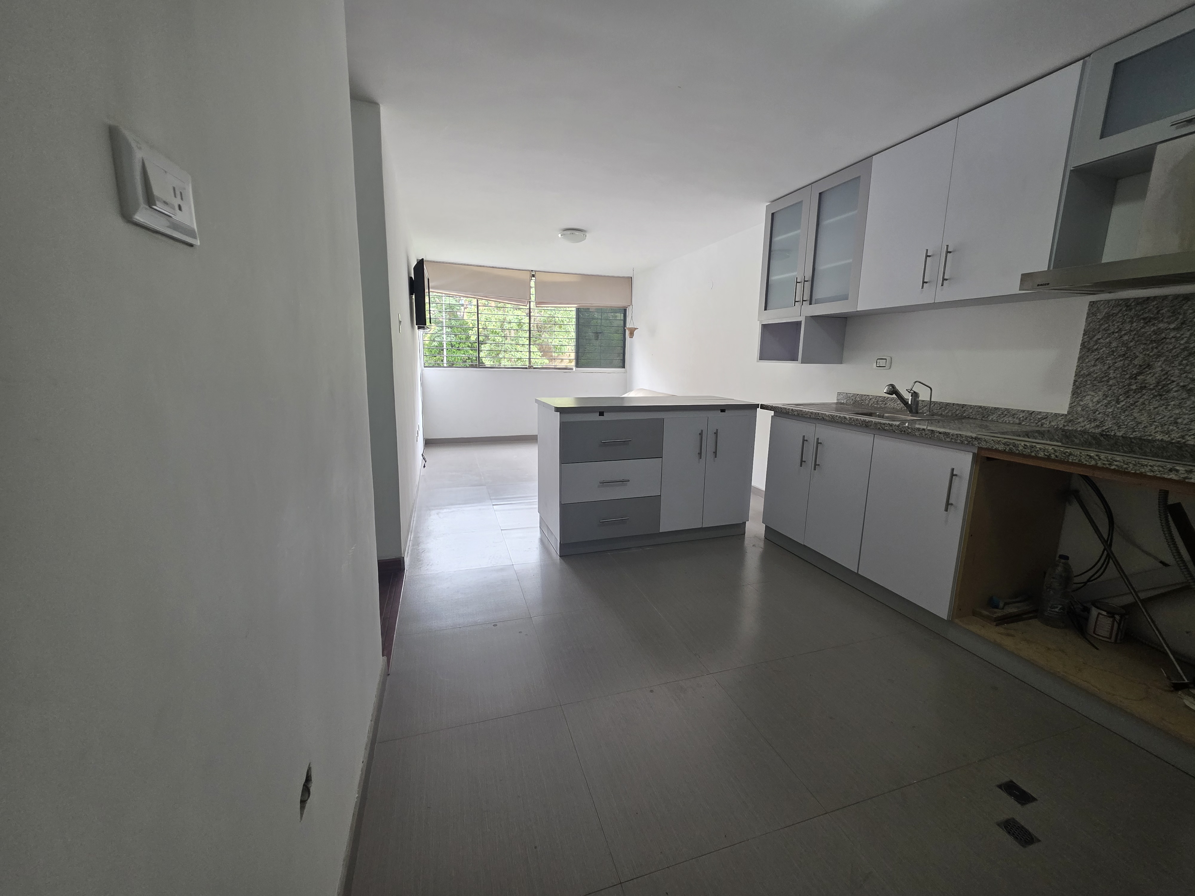 Vendo apartamento remodelado 50m2 Los Naranjos Humboldt 