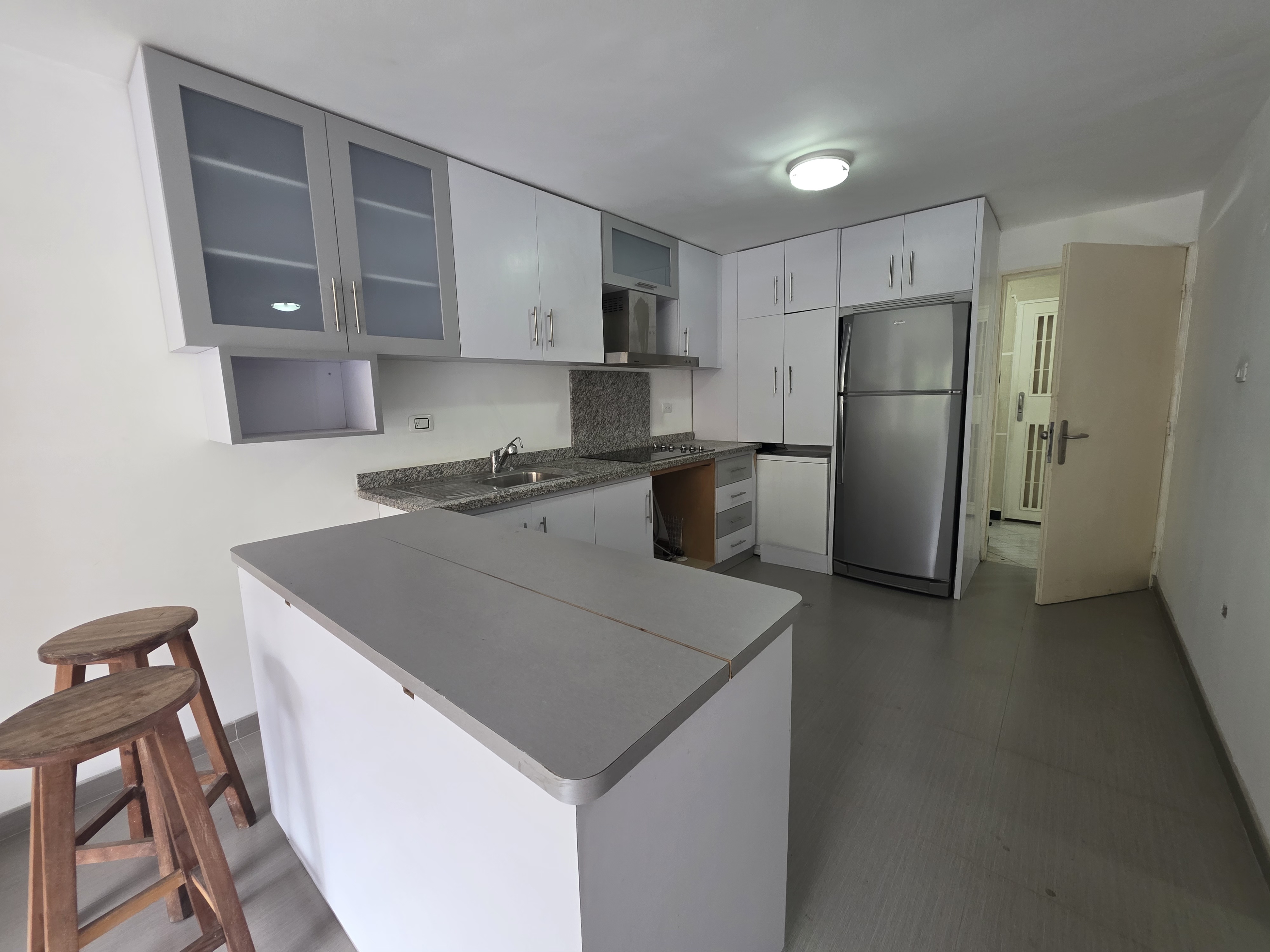 Vendo apartamento remodelado 50m2 Los Naranjos Humboldt 