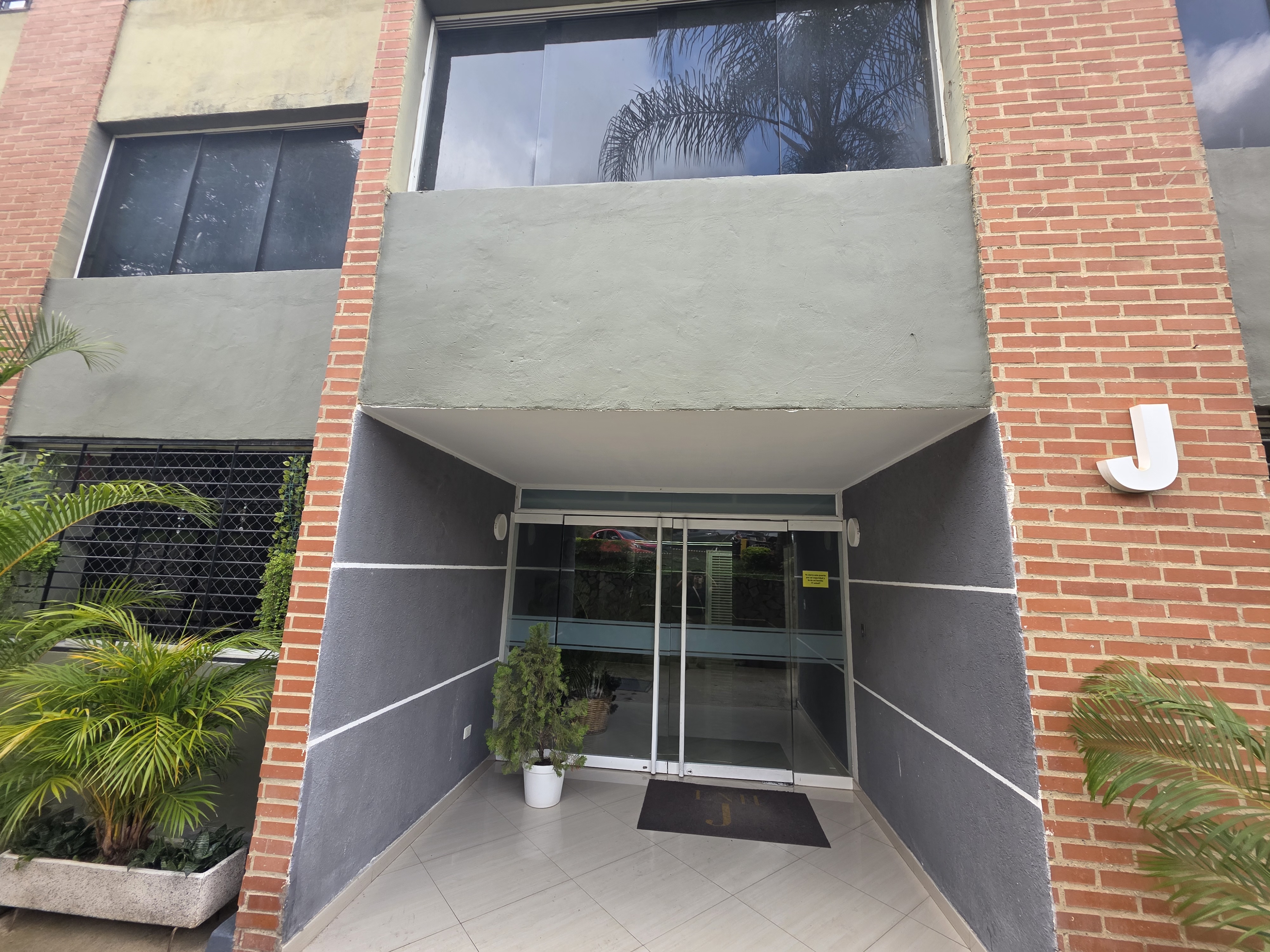 Vendo apartamento remodelado 50m2 Los Naranjos Humboldt 