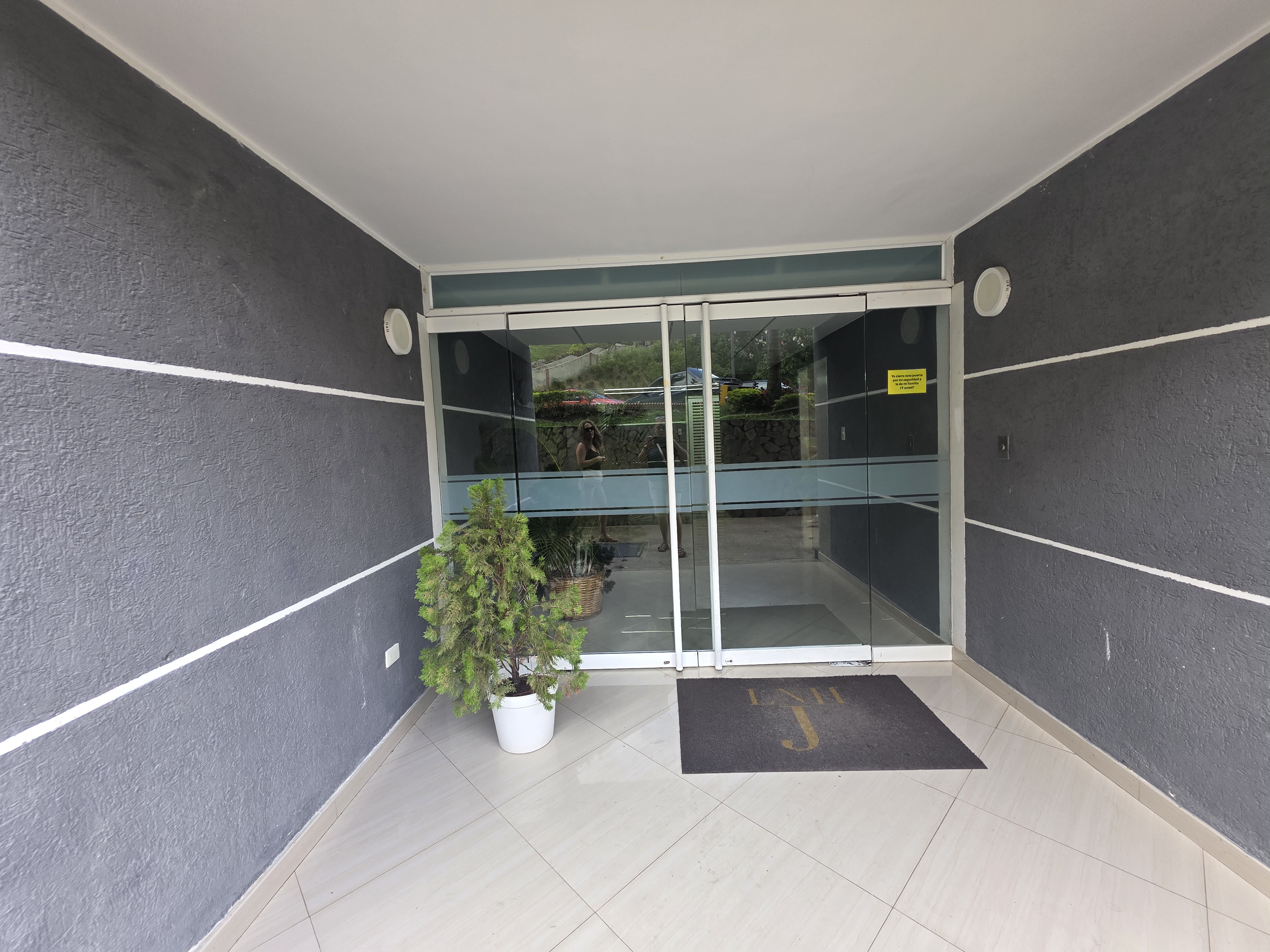 Vendo apartamento remodelado 50m2 Los Naranjos Humboldt 