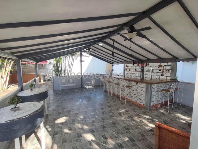 Casa moderna en venta 520m2 6H-6H-7H posee planta eléctrica ]Urb Los Tamarindos San Diego 