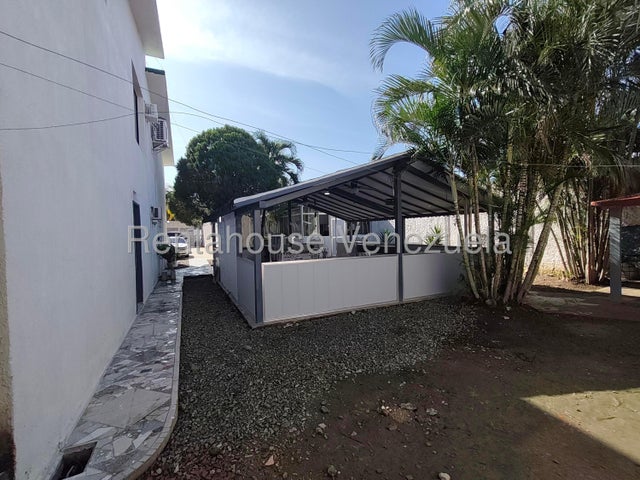 Casa moderna en venta 520m2 6H-6H-7H posee planta eléctrica ]Urb Los Tamarindos San Diego 
