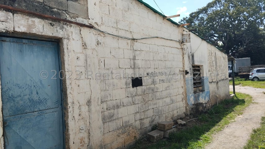 Amplio terreno con bienhechuría en venta. 1687m2 en zona privilegiada sector La Candelaria Valencia 